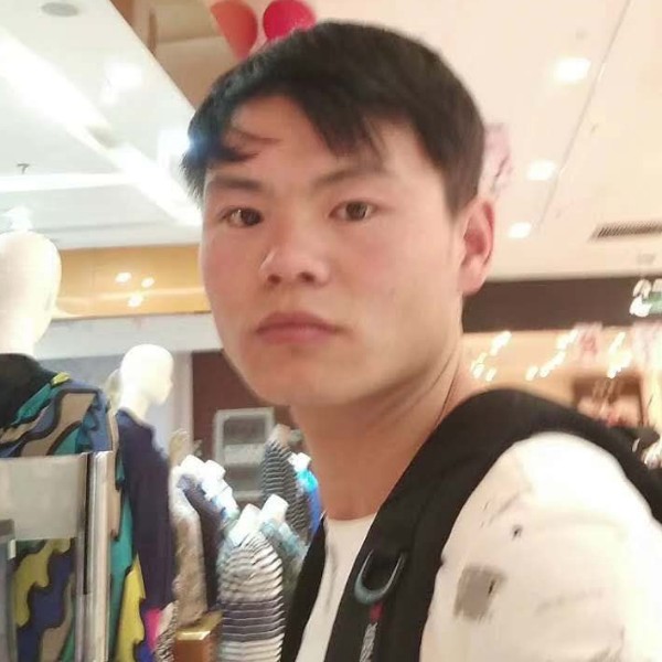 想人陪停止水池的照片