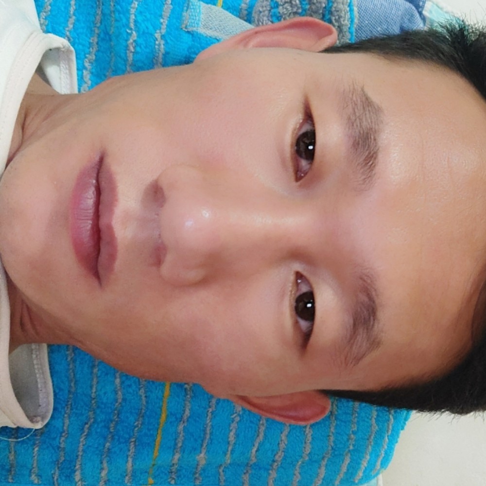 高山挽手愉快的照片