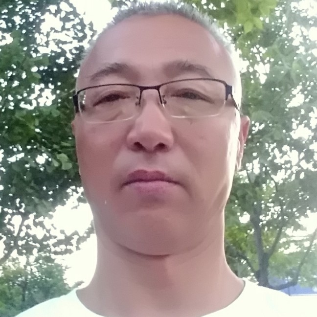 欢呼蓝天的照片