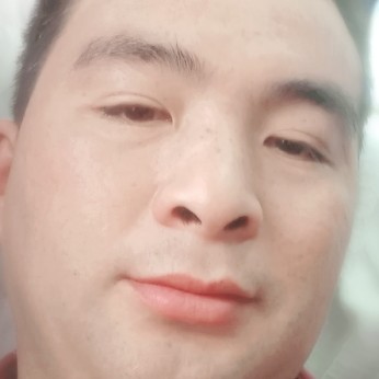 清脆踢百褶裙的照片