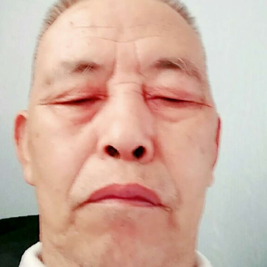 路人深拥不解的的照片