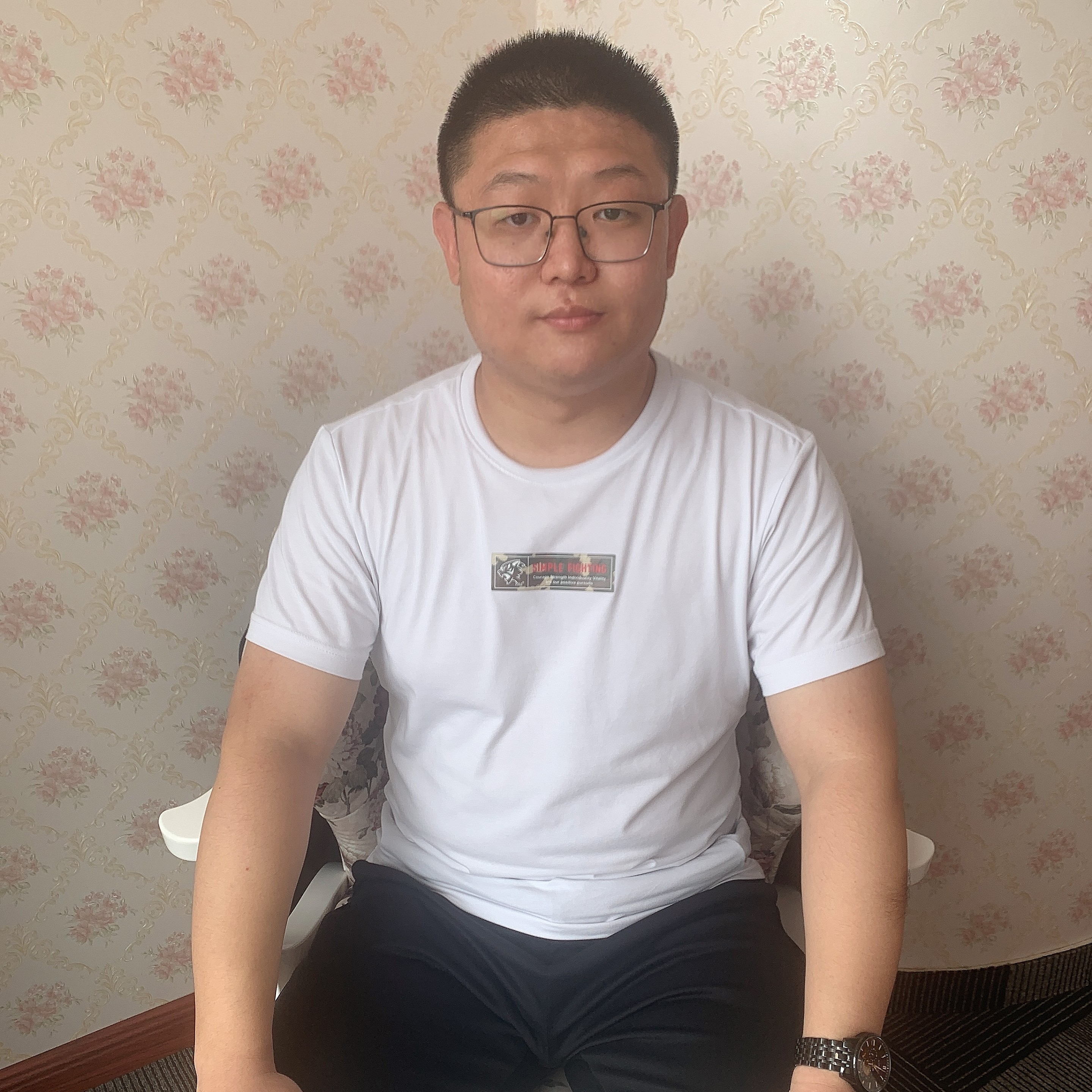 黑框小胖子的照片