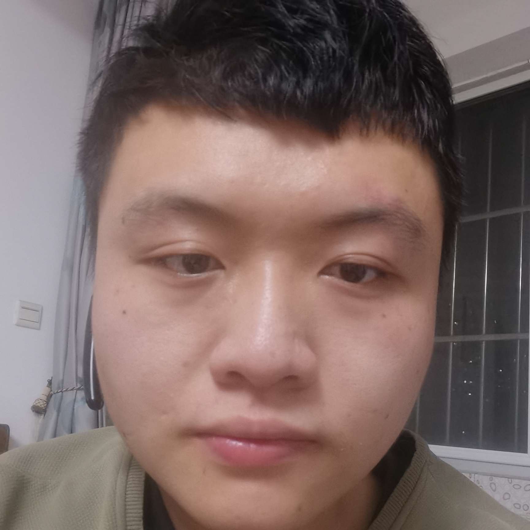 伶俐蹙眉故事的照片