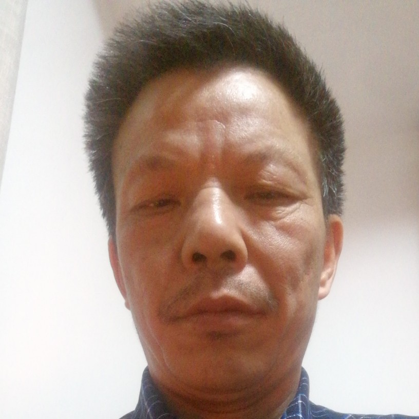 安静倾心水影的照片