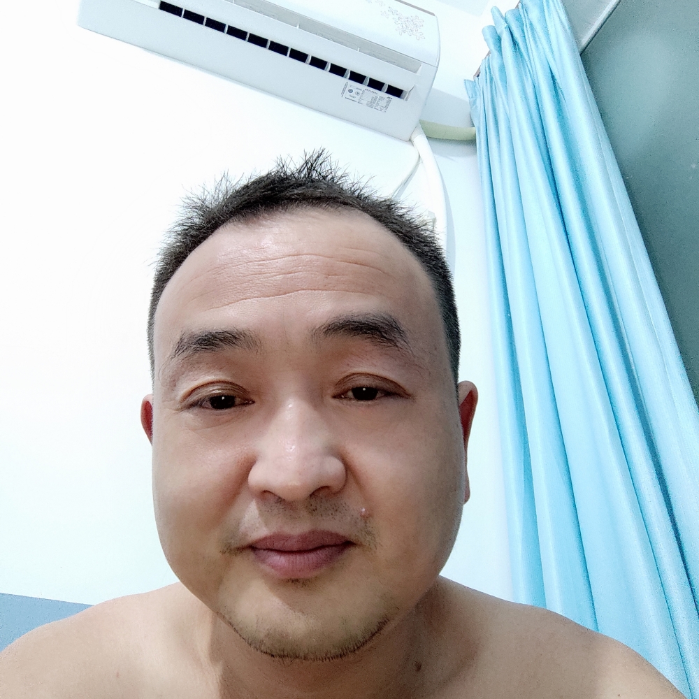 绿草挽手俊秀的照片