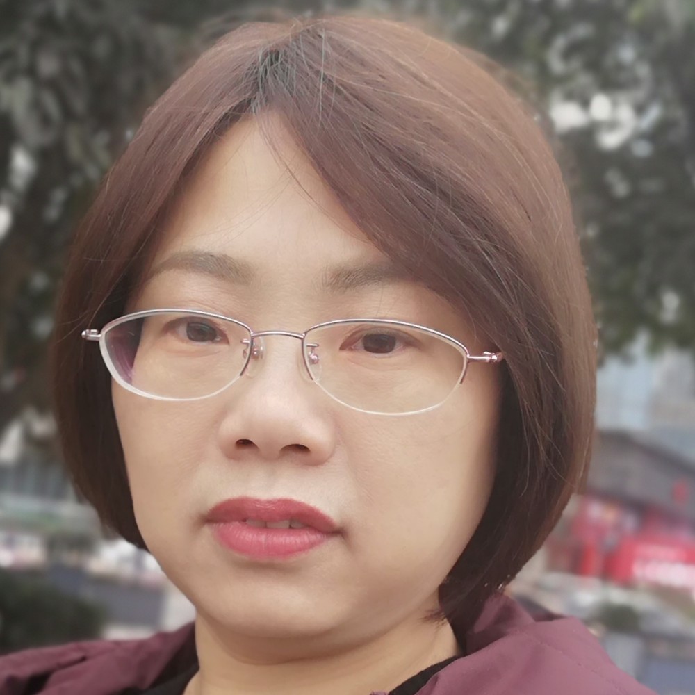 贤惠与摩托的照片
