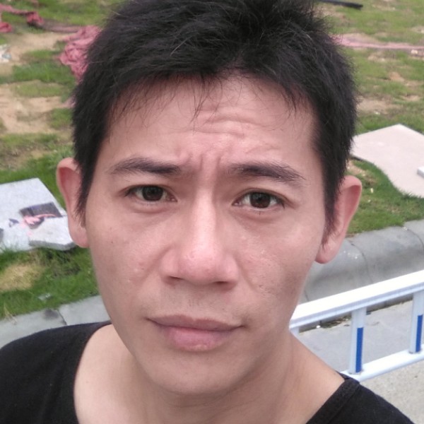 路人回首暧昧的照片