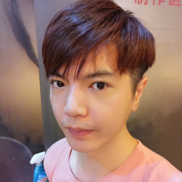 风一个的男子的照片