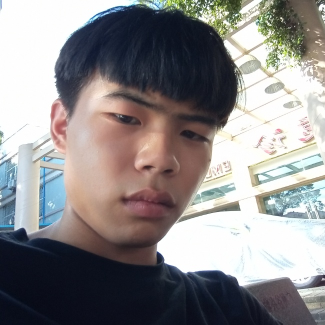 狗挽手甜蜜的照片