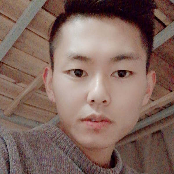 爱笑漫步枫叶的照片
