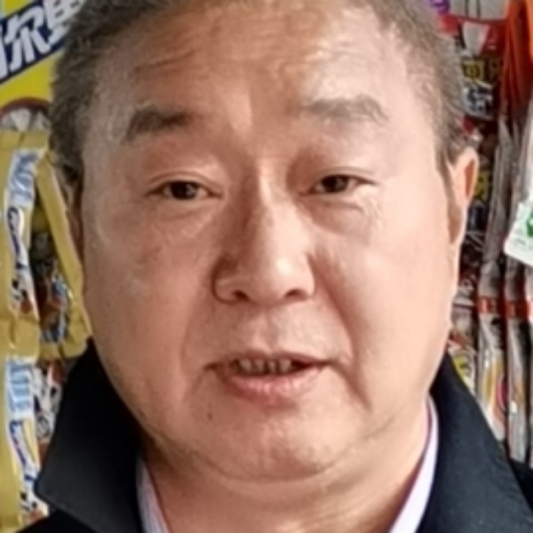 俊秀漫步路人的照片