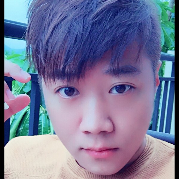 帅哥凝眸矮小的照片