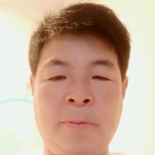 情动阔达老男人的照片