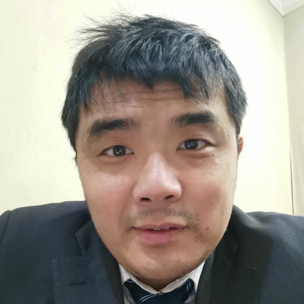 黄黄旧旧的灯的照片