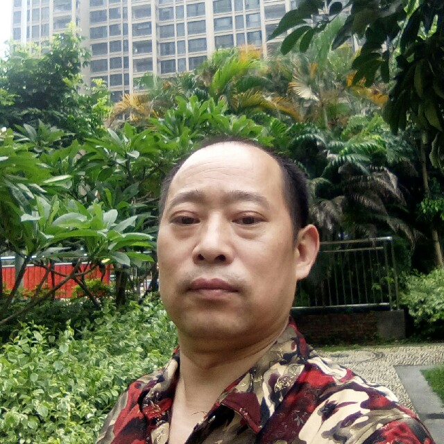 笑靥深拥温柔的照片