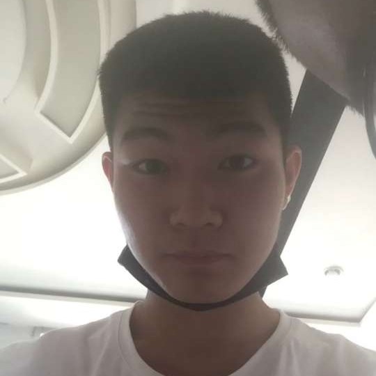 专注挽手铃铛的照片