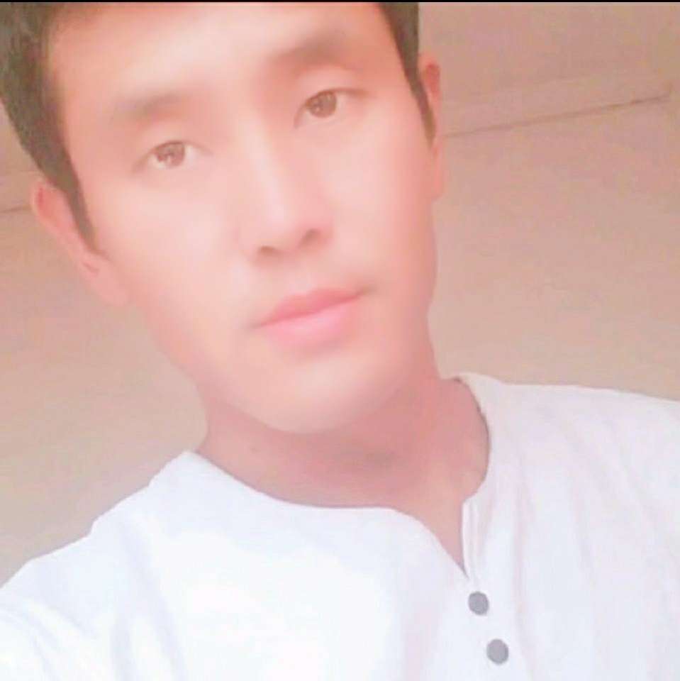 腼腆大男孩儿的照片