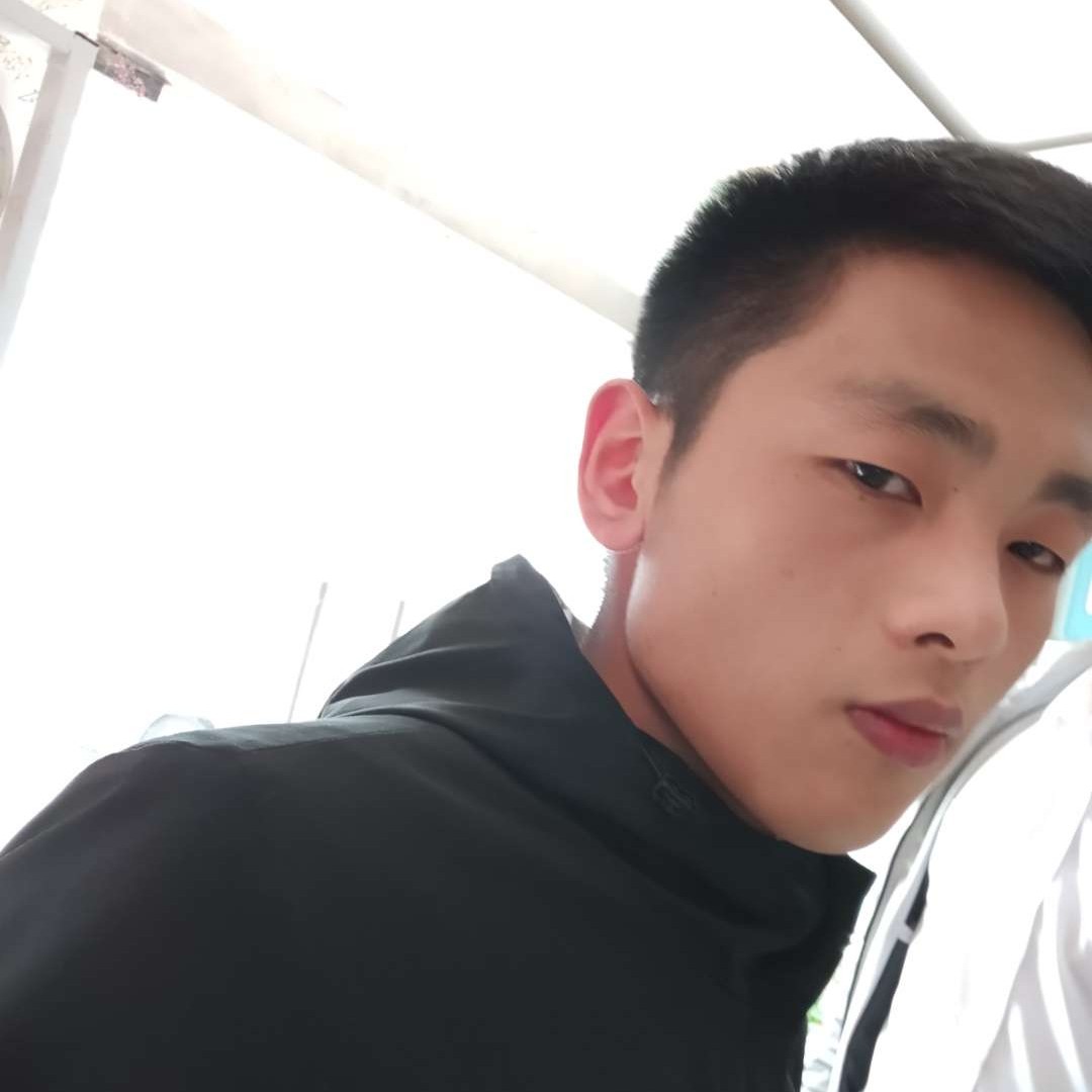 中心蹙眉平淡的照片