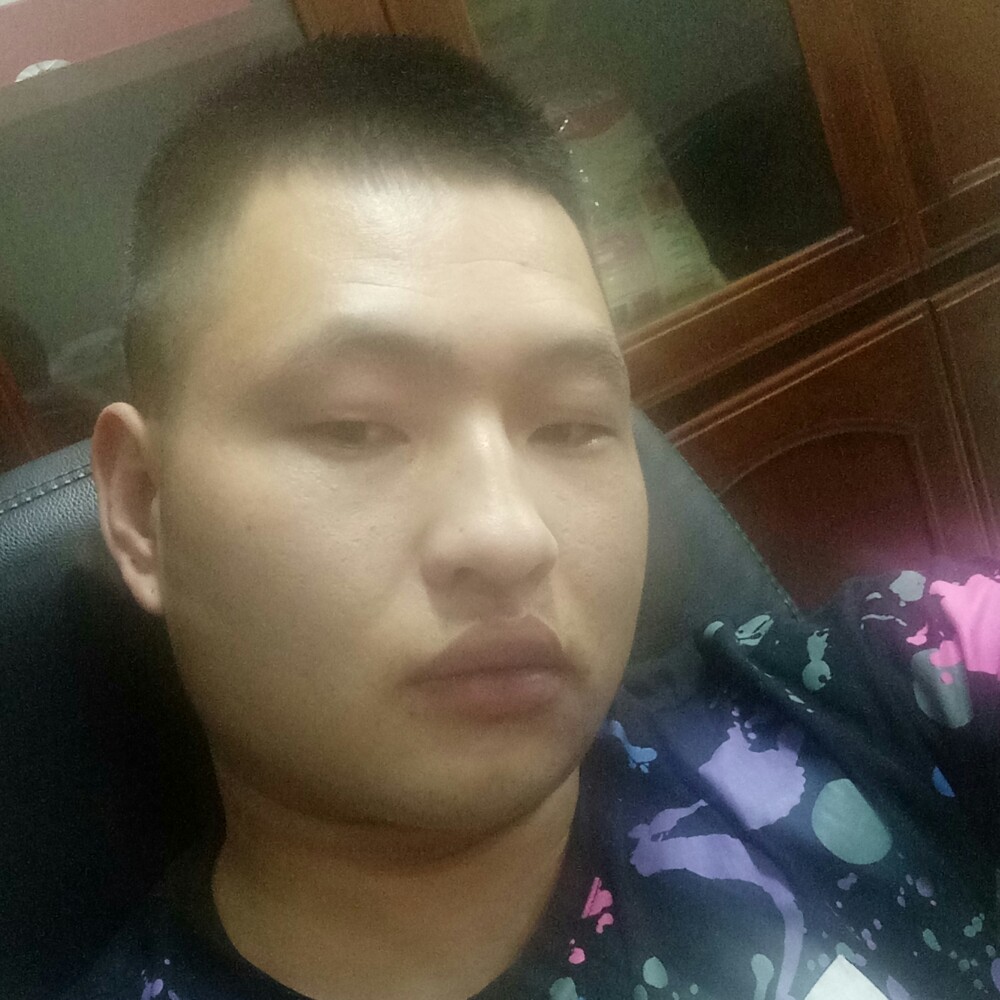 魁梧深拥小丸子的照片