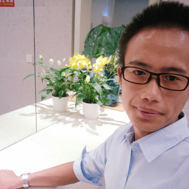指尖枫叶的照片