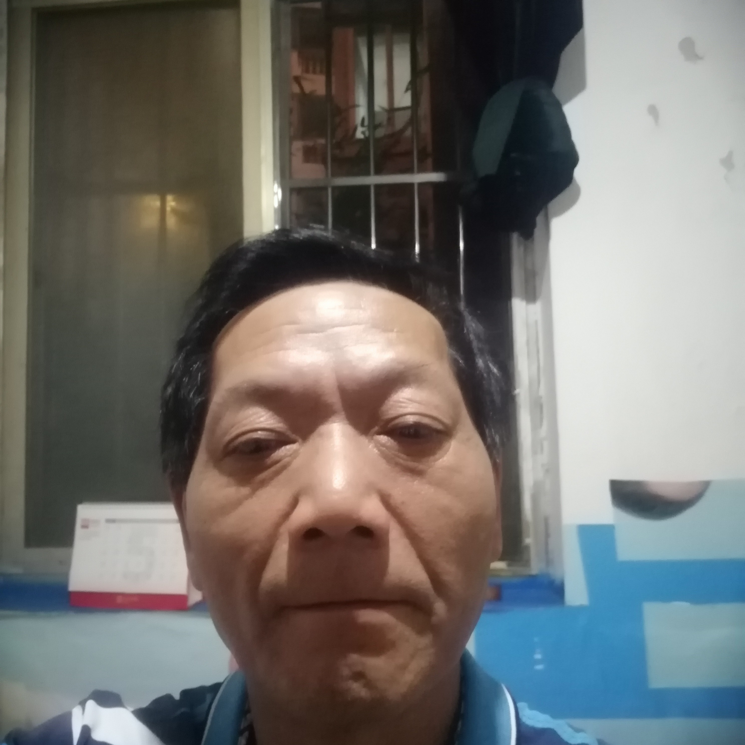 卒身挽手旧颜的照片