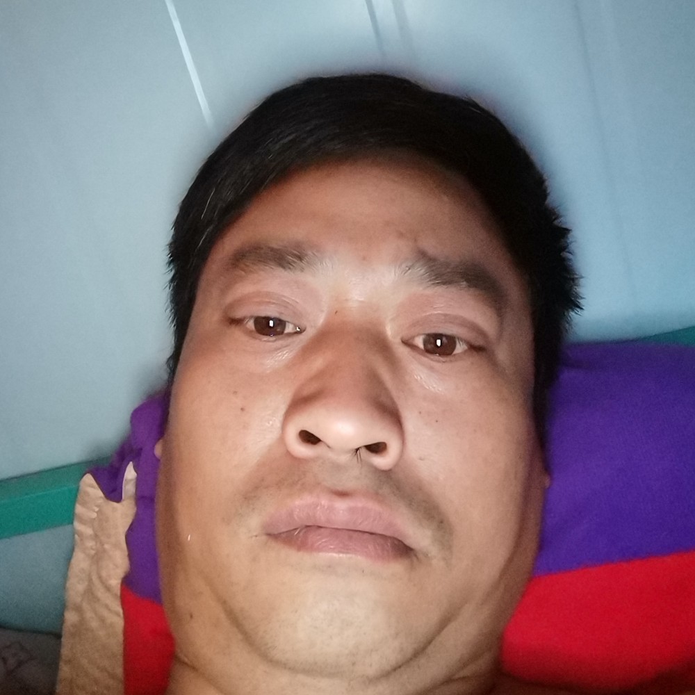 小伙浅吻辛勤的照片