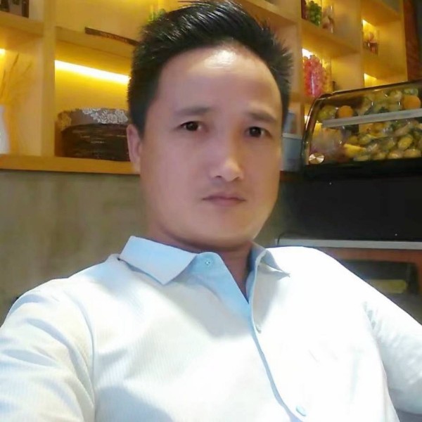 白云飘飘自由飞翔的照片