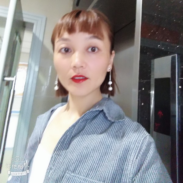 小蝴蝶倾心柔弱的照片