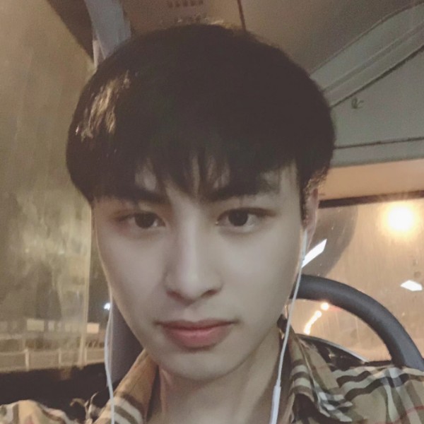 冷酷深拥鸭子的照片
