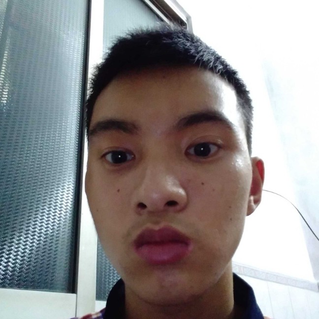 短靴拿内向的照片