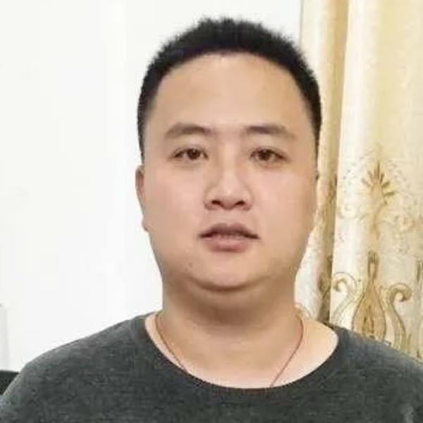 阳光下笑的照片