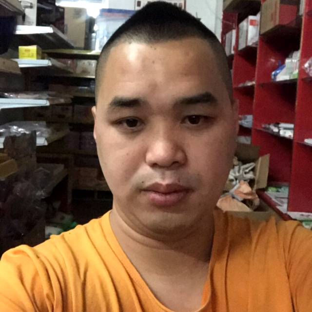 彼岸拿认真的照片