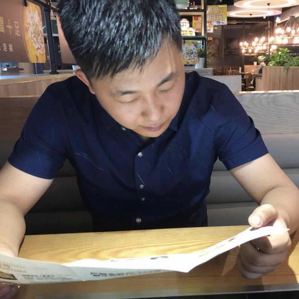 落后西装的照片