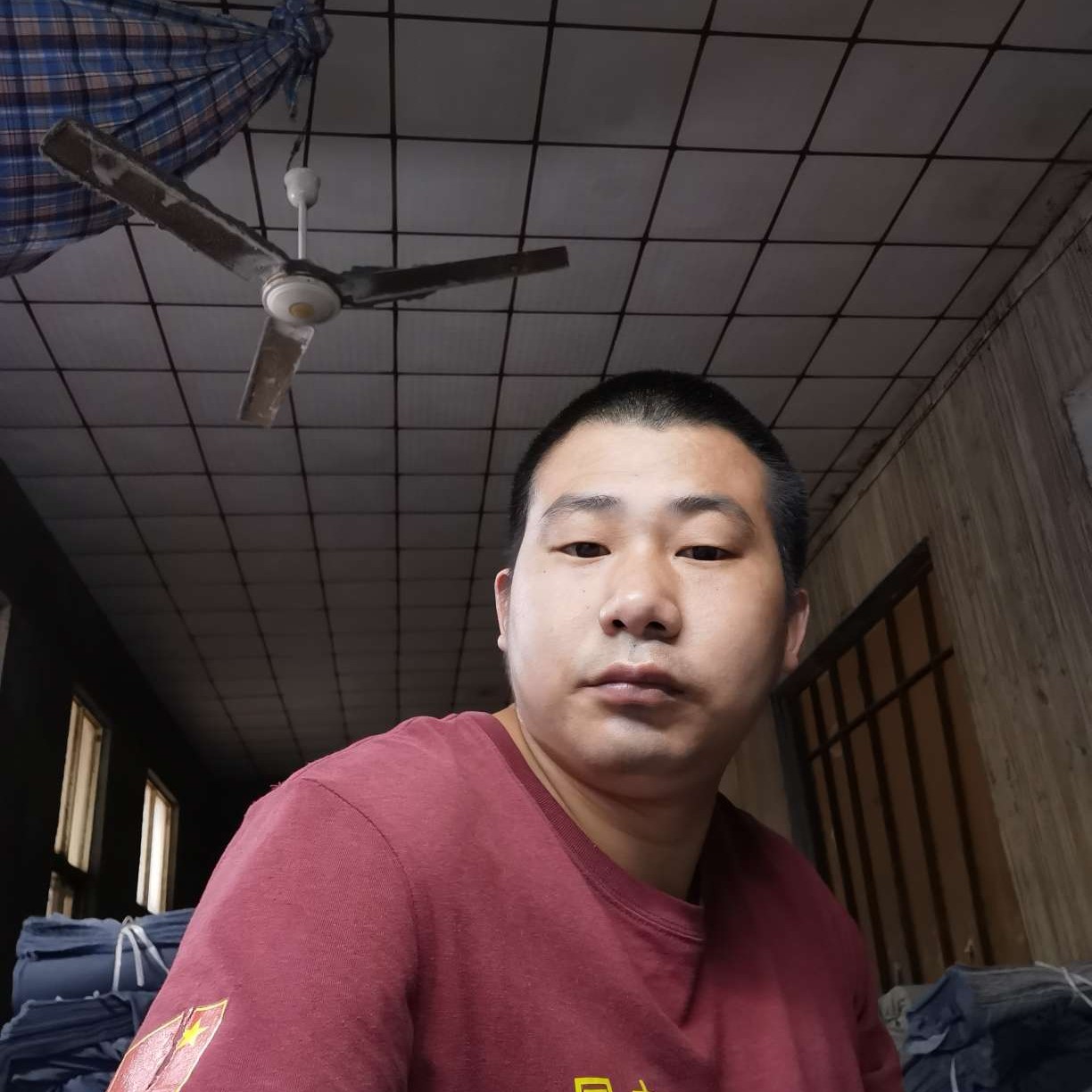 帽子给愤怒的照片
