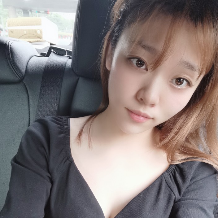 爱吃甜食的小姐姐的照片