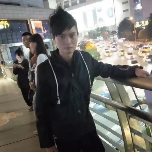 勤奋等待咖啡的照片