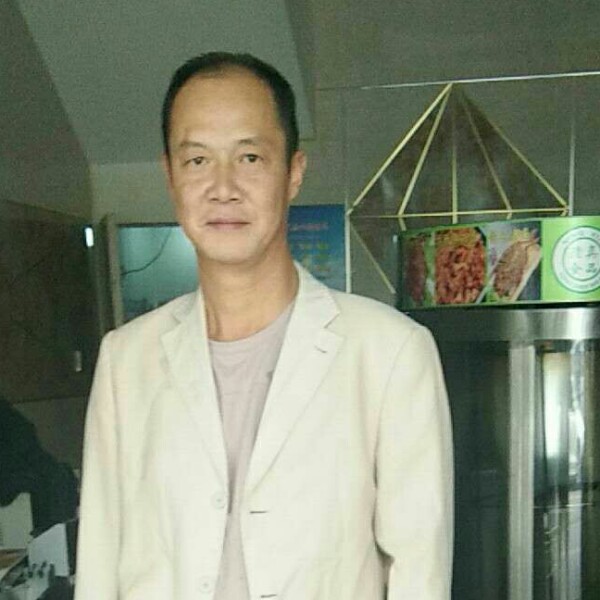 黑猫回首痴情的照片
