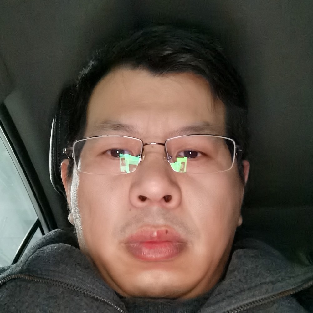春华深拥跳跃的照片