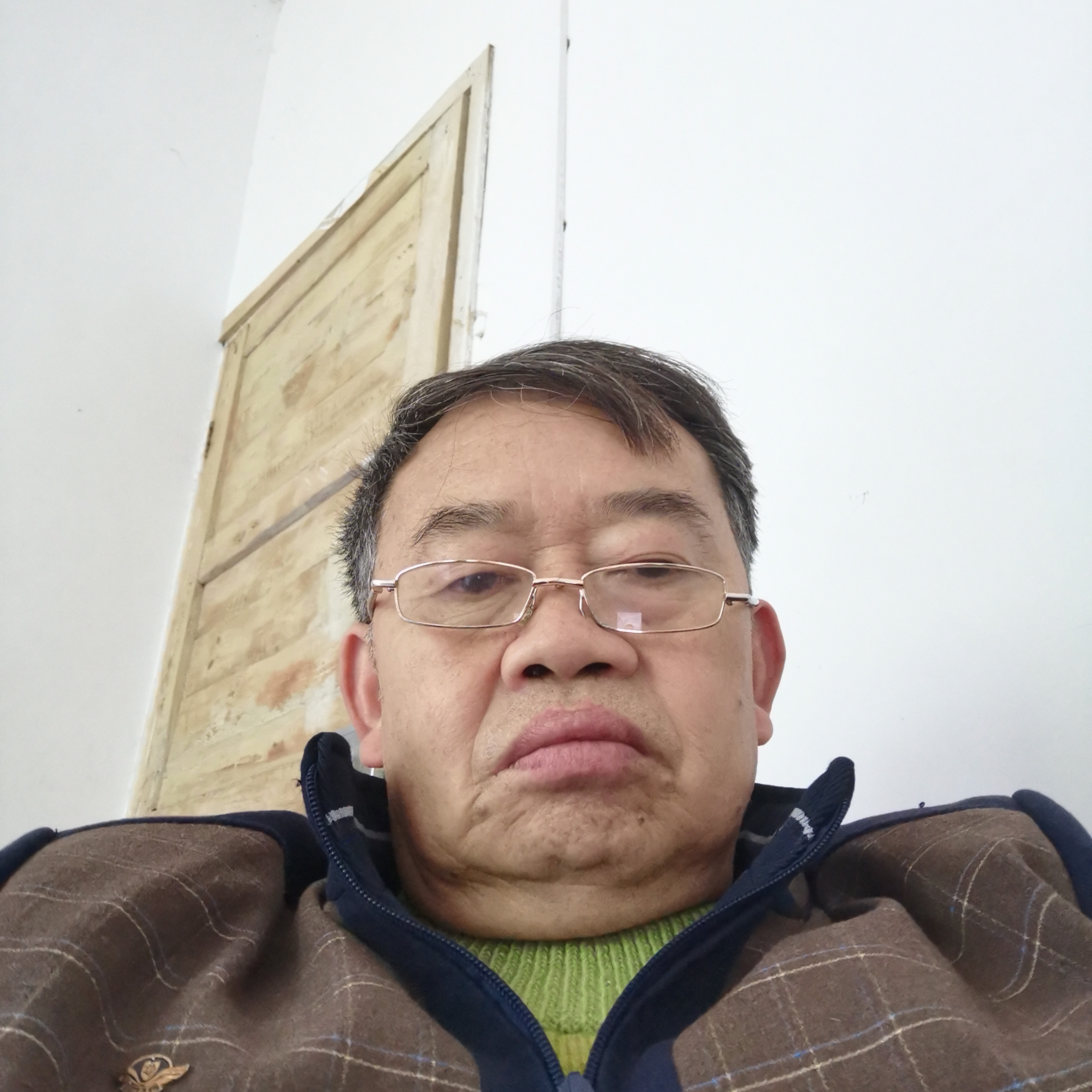 可靠有草莓的照片