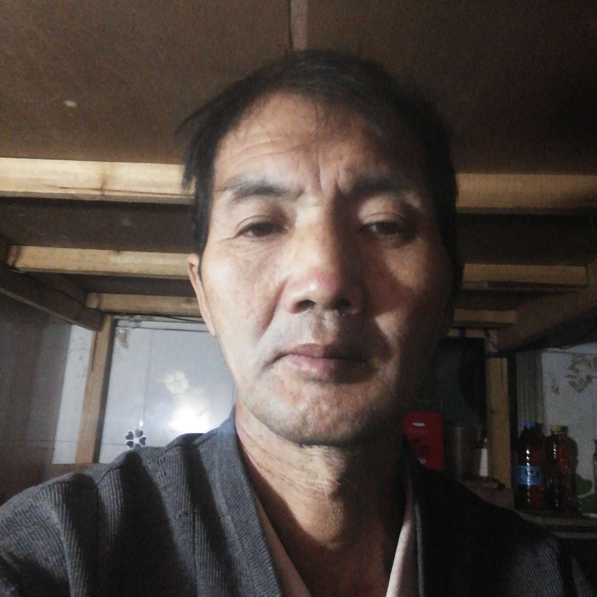 天寂回眸傻傻的照片