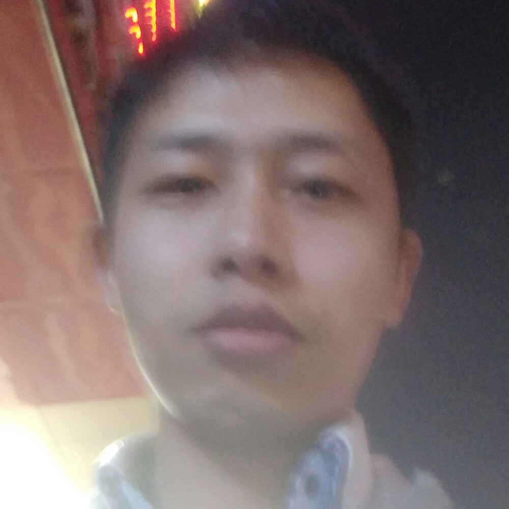 浅浅微笑。笑时的照片