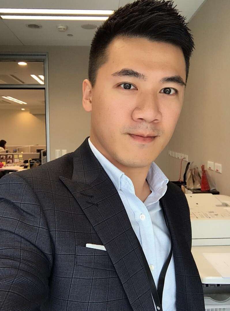 32岁韩国男首富图片