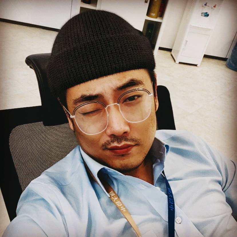 一身西装流氓气