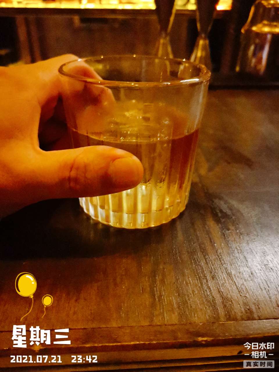 一个人一杯酒孤独